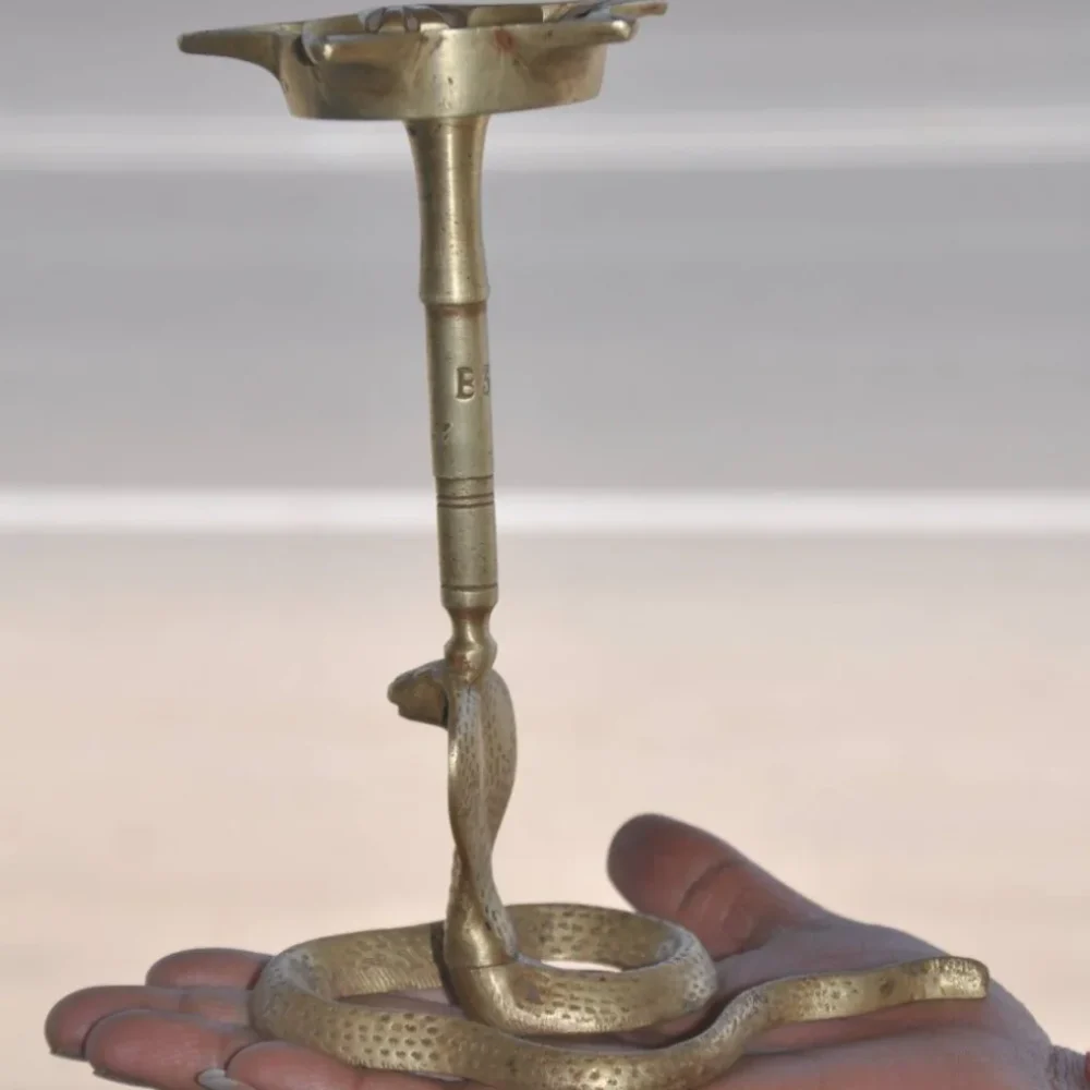 Naagdeva-Vintage-Brass-Oil-Lamp3.webp